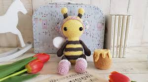 How to crochet a bee