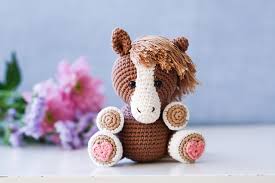 How to crochet a horse